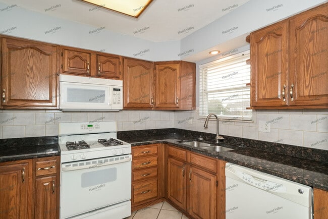 Building Photo - 911 Brands Hatch Ln