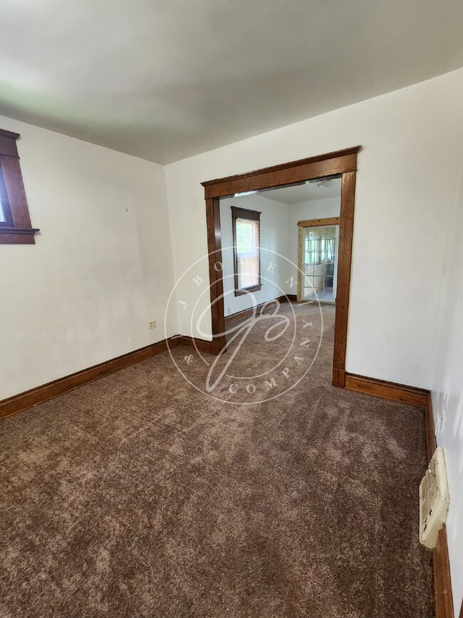 Building Photo - 3 bed 1 bath with bonus rooms!