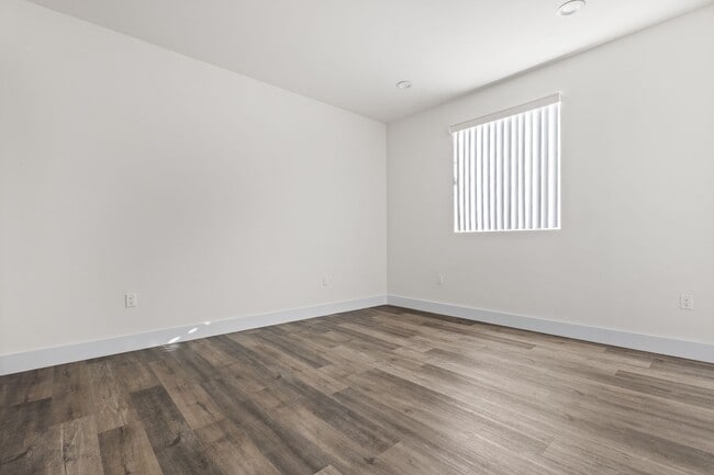 Building Photo - A beautifully designed and renovated 4 bed...