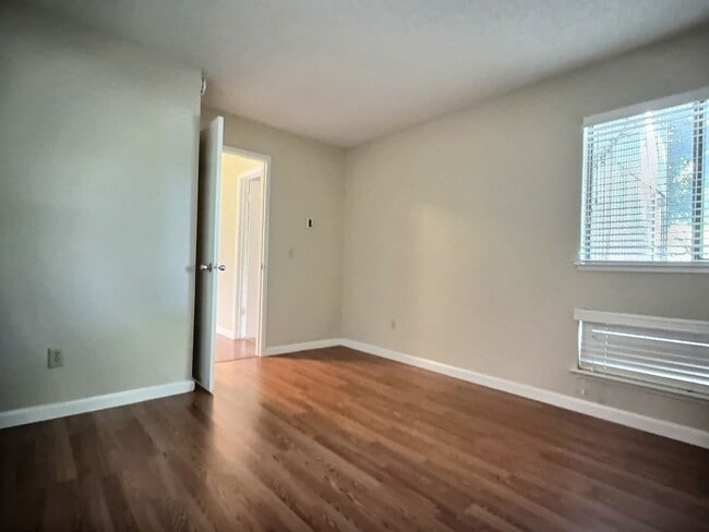 Building Photo - 3 BD/2 BA Gorgeous Pet-Friendly Home in Fa...