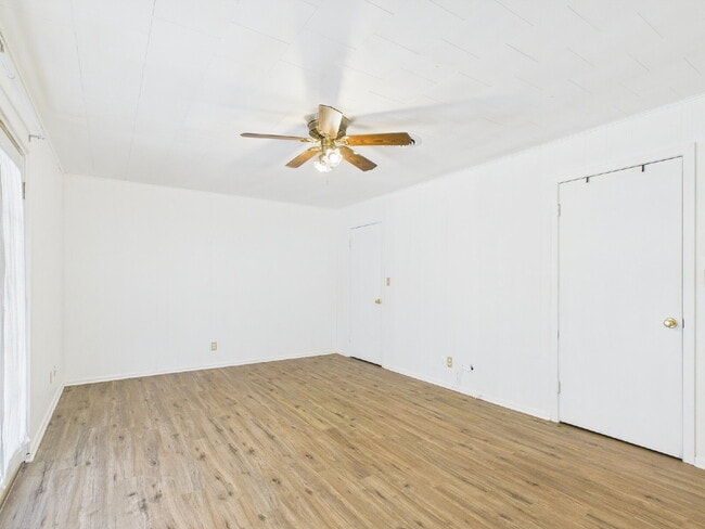 Building Photo - "Charming 1-Bedroom Haven in Fredericksbur...