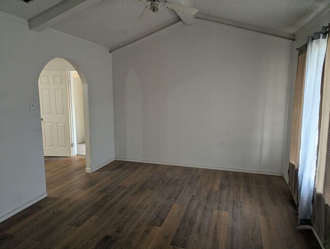 Building Photo - Spacious Updated 3 Bedroom Home