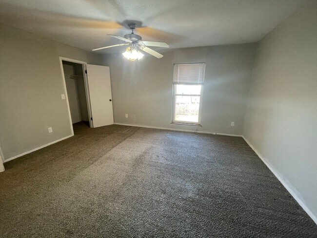 Building Photo - 3 Bed Duplex OKC