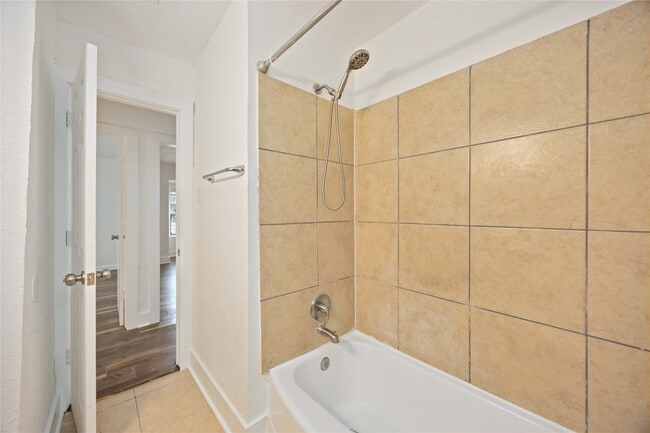 Building Photo - 6043 Lyndhurst Dr