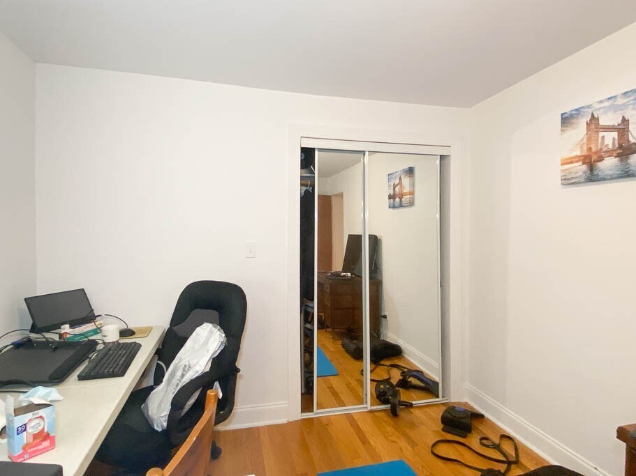 Building Photo - 922 W Addison St