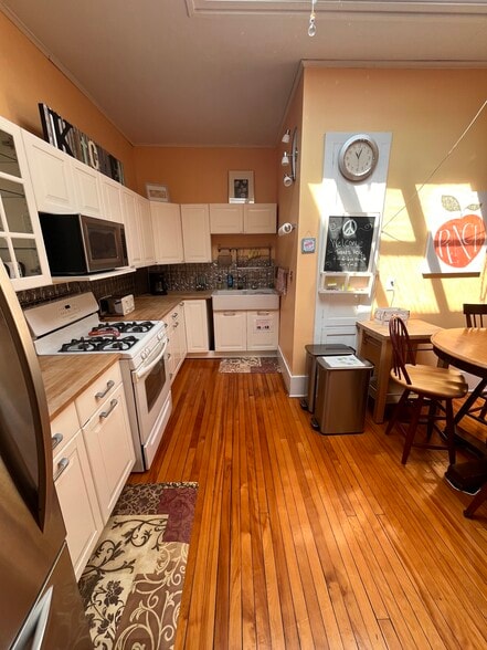 Building Photo - 456 N Main St