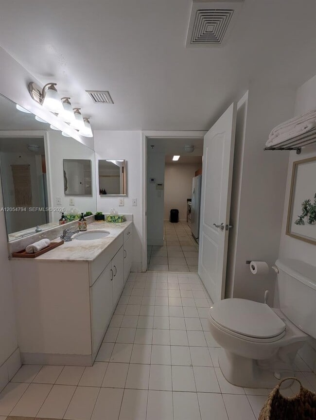 Building Photo - 1200 Brickell Bay Dr