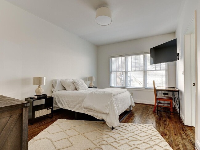 Building Photo - "Charming 2-Bedroom Retreat in Birmingham – Cozy 932 Sq Ft Haven!"