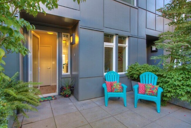 Building Photo - Roomy Townhouse in Downtown Burien, Excellent Walkable location!