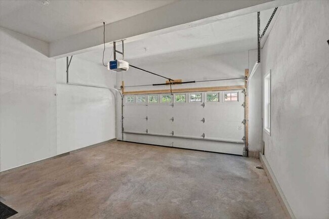 Building Photo - 494 Hamilton St