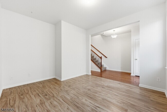 Building Photo - 6 Bond St