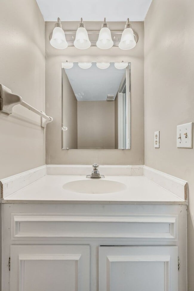 Building Photo - Convenient Brentwood Condo