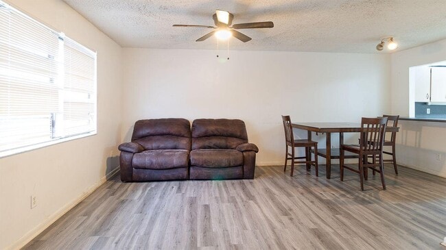 Building Photo - 604 Roselyn Ave