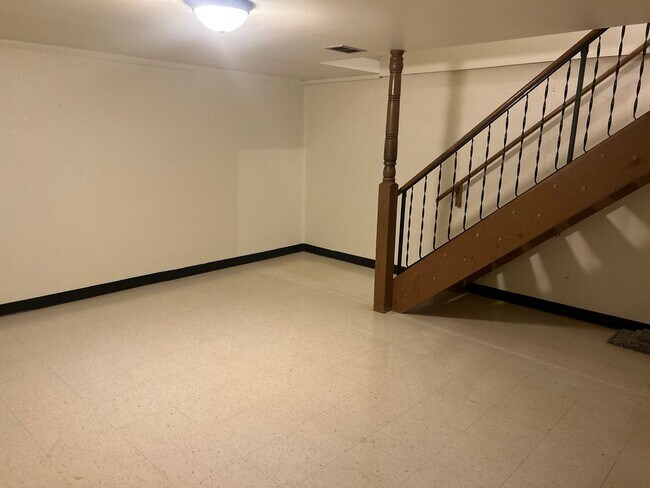 Building Photo - 730 Fairwood Dr
