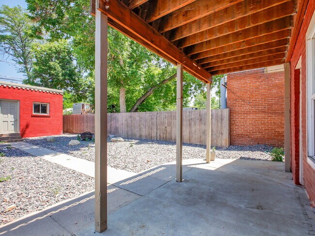 Building Photo - $1,550, 1 bed, 1 bath apartent near wash p...