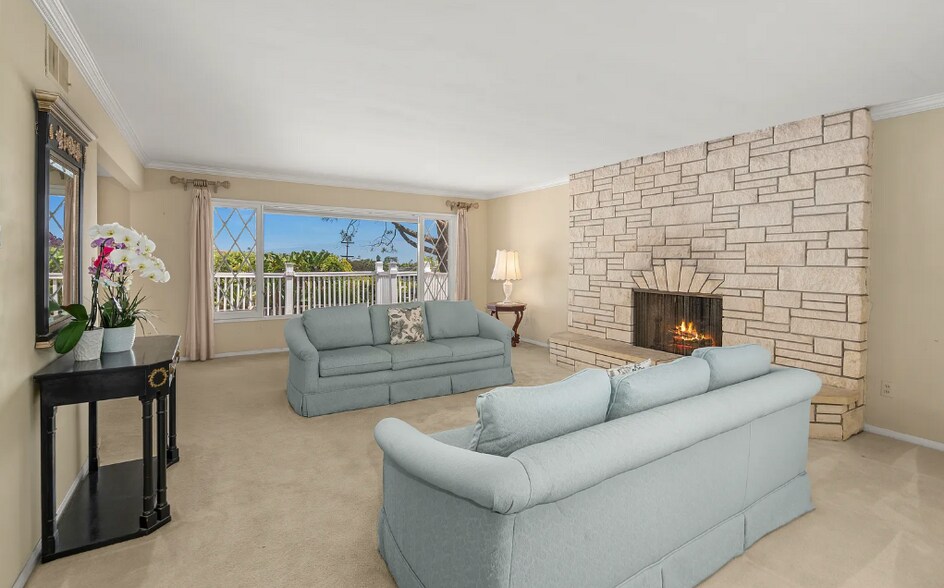 Building Photo - 6401 La Jolla Scenic Dr S
