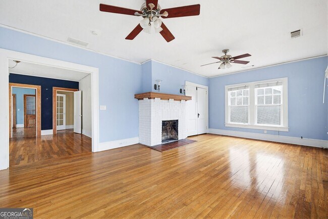 Building Photo - 114 E Maple St