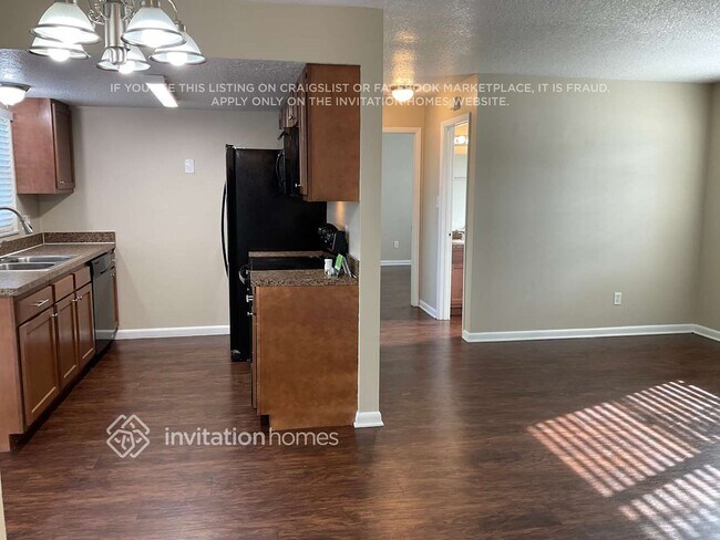 Building Photo - 2401 Driftwood Dr