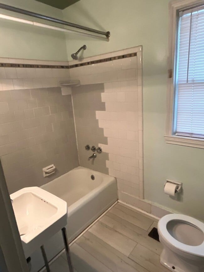 Building Photo - 2 bed 1 bath house- Walk to stadium! Available Mid-May!