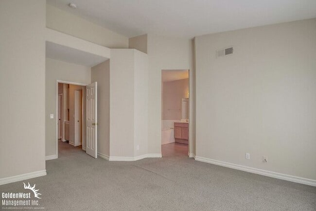 Building Photo - Immaculate 3Bdm 2.5Ba Townhouse with  2-Car Garage