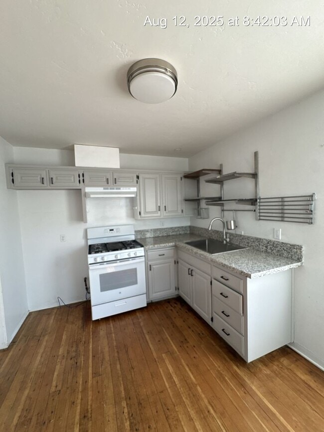 Building Photo - 2 Bedroom Home! Available Now!