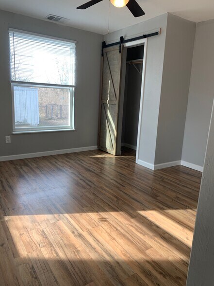 Building Photo - 806 Edmondson St