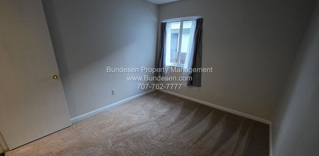 Building Photo - Charming and spacious 3 bedroom, 2 bath si...