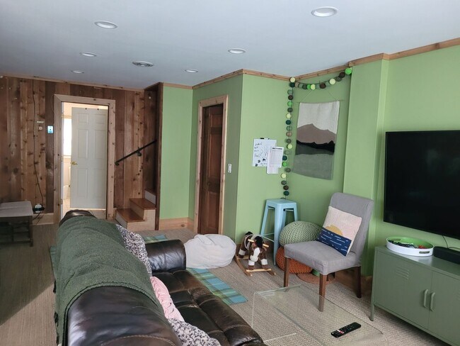 Building Photo - Tri level 3b2b home for rent with fenced i...