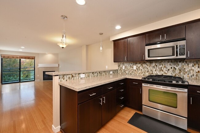 Building Photo - Modern & Spacious 2+ Bedroom/3.25 Bath Vie...