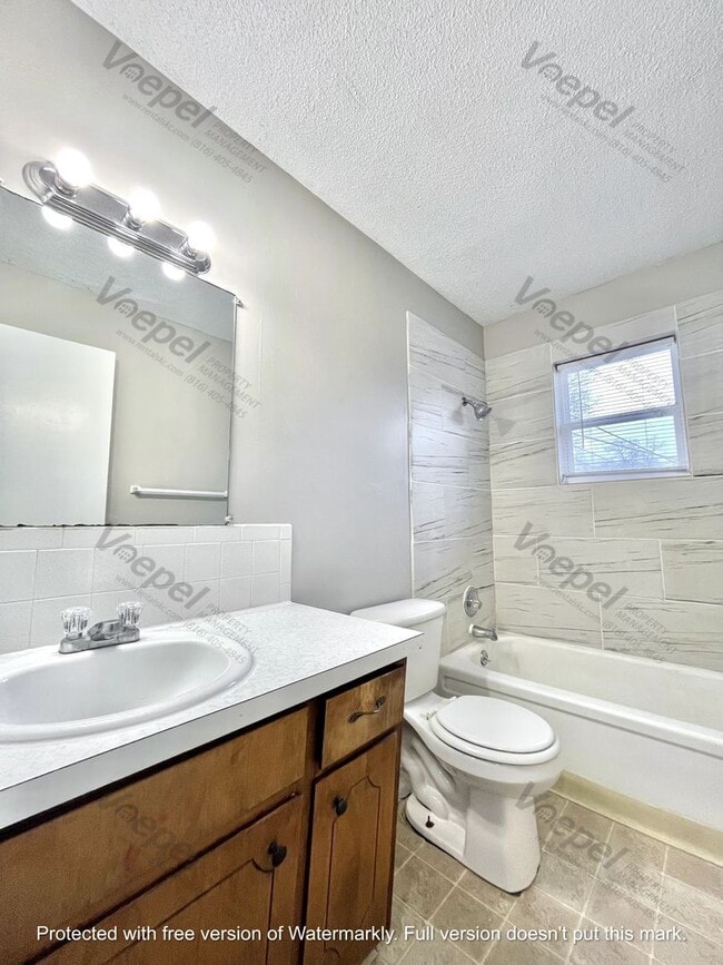 Building Photo - 7211-7211 Montana Ave