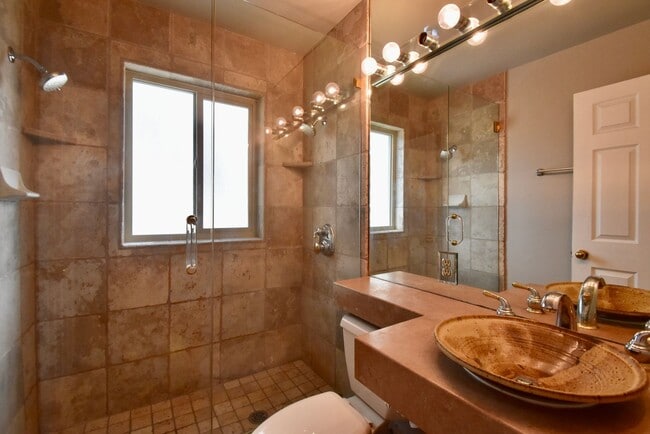 Building Photo - Great Three Bedroom Home in Cottonwood Heights!!!