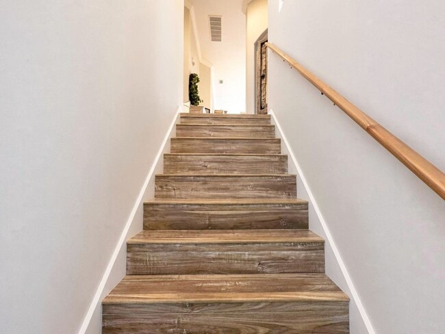 Building Photo - Beautifully furnished 2-bedroom and den, 2-bath in Sterlling Oak