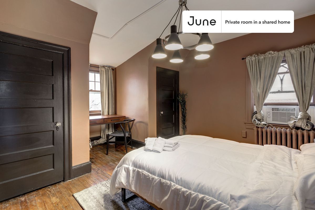 Building Photo - Room in Shared 7 bed/3.5 bath home in Woodley Park