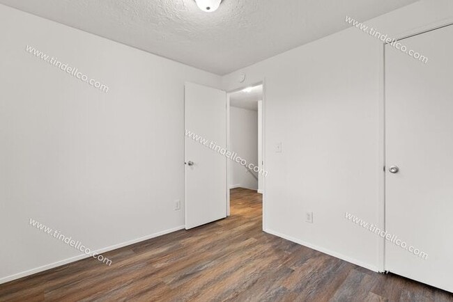 Building Photo - 3 Bedroom Home with New LVP, Fenced Yard & Attached Garage located on Cul-De-Sac!