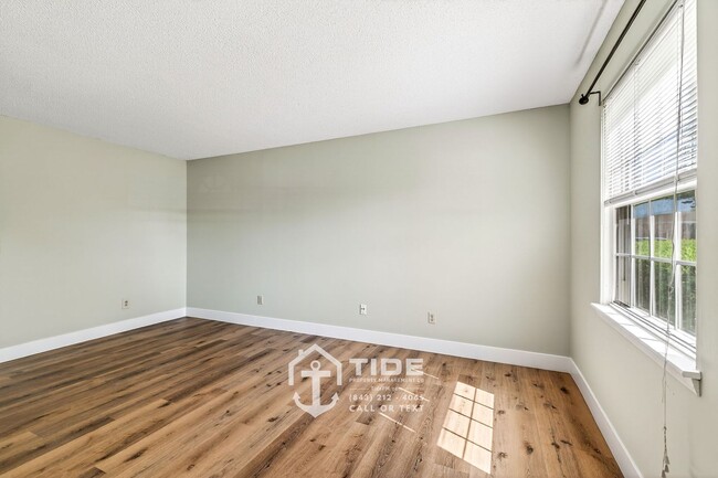 Building Photo - Coastal Convenience on James Island!