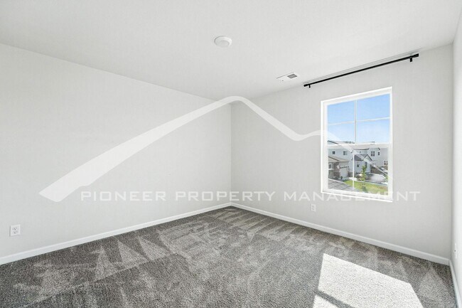 Building Photo - Spacious Home with 2-Car Garage and Centra...
