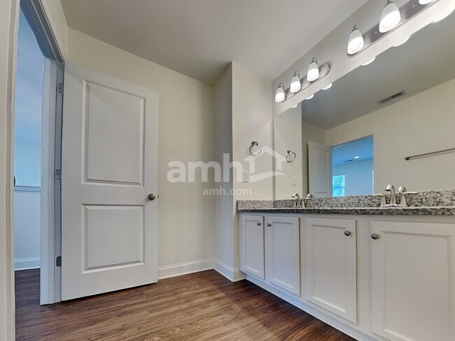 Building Photo - 245 Lake Vista Dr