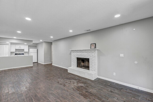 Building Photo - Spacious 3BR/2BA Ocala Home with Modern Finishes,Fireplace Floor-to-Ceiling Sliding Glass Doors &...