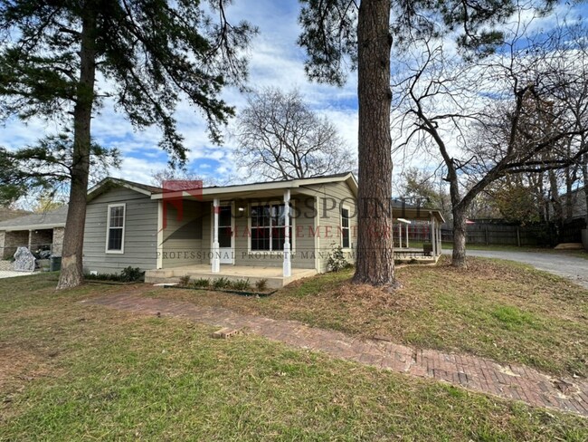Building Photo - Available Now! 2 Bedroom 1 Bath Across fro...