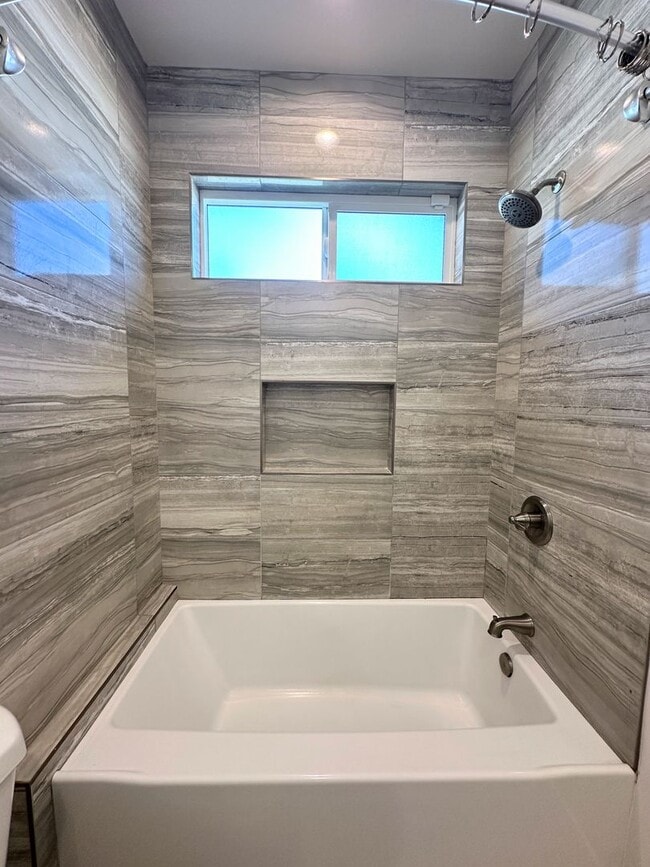 Building Photo - Spacious 3bd/2ba detached REAR home/unit i...