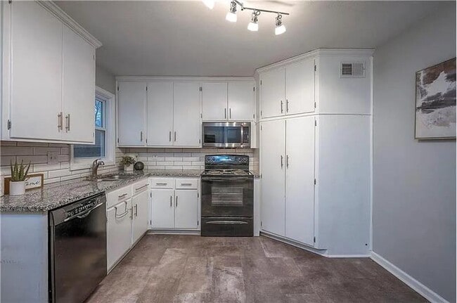 Building Photo - 1004 E Cedar St