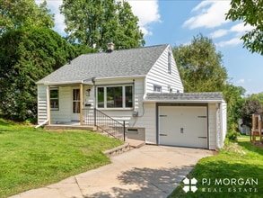 Building Photo - 3 bedroom , 2 bathroom House - Recently Up...