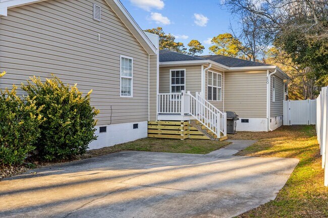 Building Photo - Gorgeous Totally Remodeled 3/2 in Garden C...