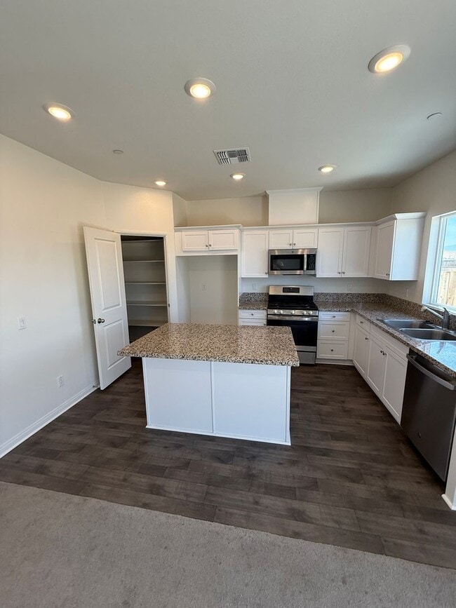 Building Photo - Fall in love with this NEWER  5 bedroom 4 ...