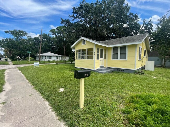 Building Photo - Spacious 2 bedroom, 1 bathroom home Availa...