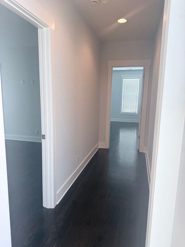 Building Photo - 3 bedroom/2.5 baths