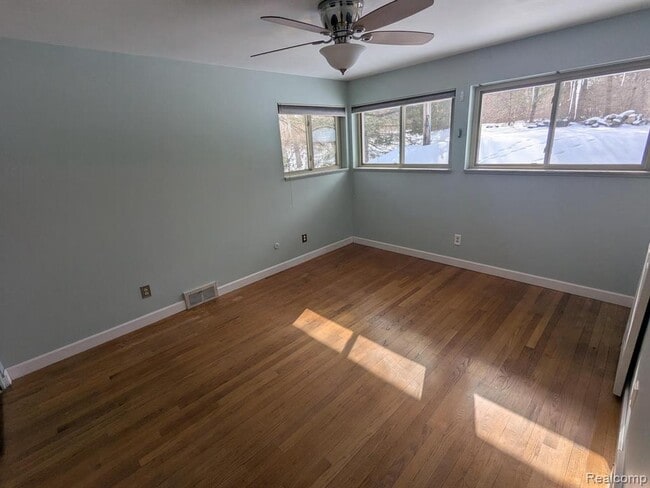 Building Photo - 5155 Greenview Dr