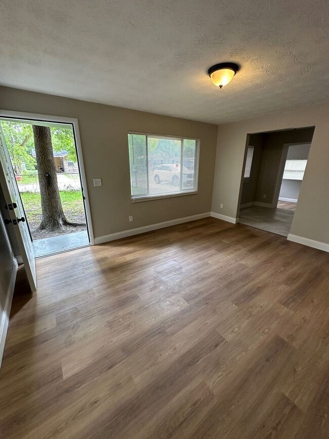 Building Photo - **4/2 BR Single Family home : Available Now