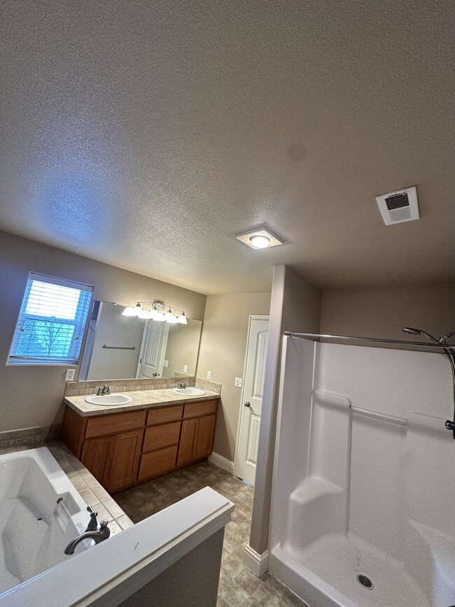 Building Photo - Beautiful 3-Bedroom Townhome in Hidden Glen