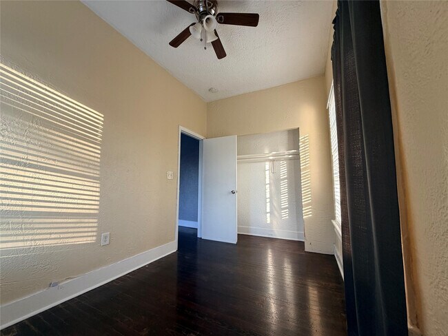 Building Photo - 1849 Dewey St